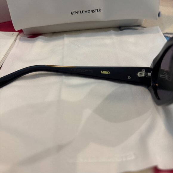 Gentle Monster Glossy Black Sunglasses – Cool Girl Essential main image 12